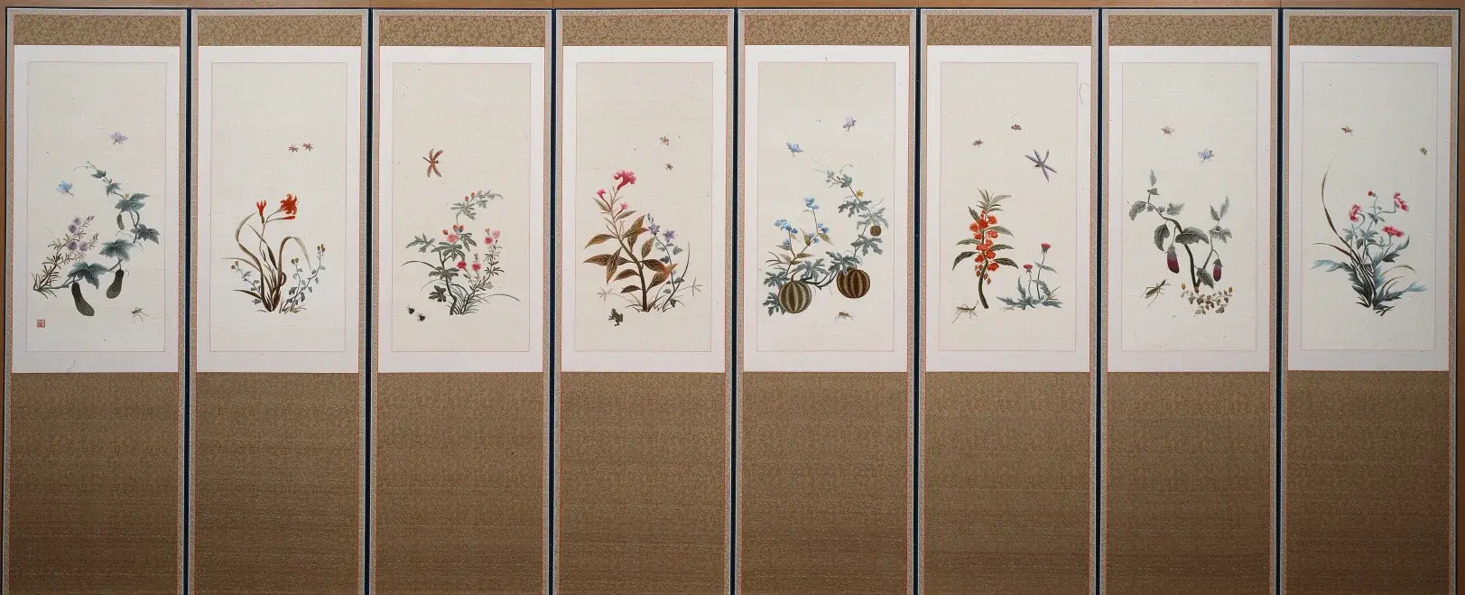 초충도 자수 병풍, 풀과 곤충을 섬세하게 묘사한 전통 자수로 자연의 아름다움을 담은 예술 작품