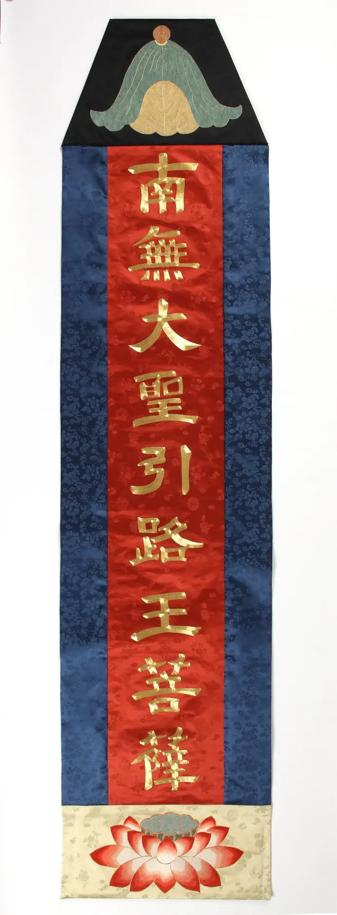 인로왕번 불교 자수, 제석천왕을 상징하는 전통 깃발로 정교한 자수 기법이 돋보이는 불교 의식용 장엄구
