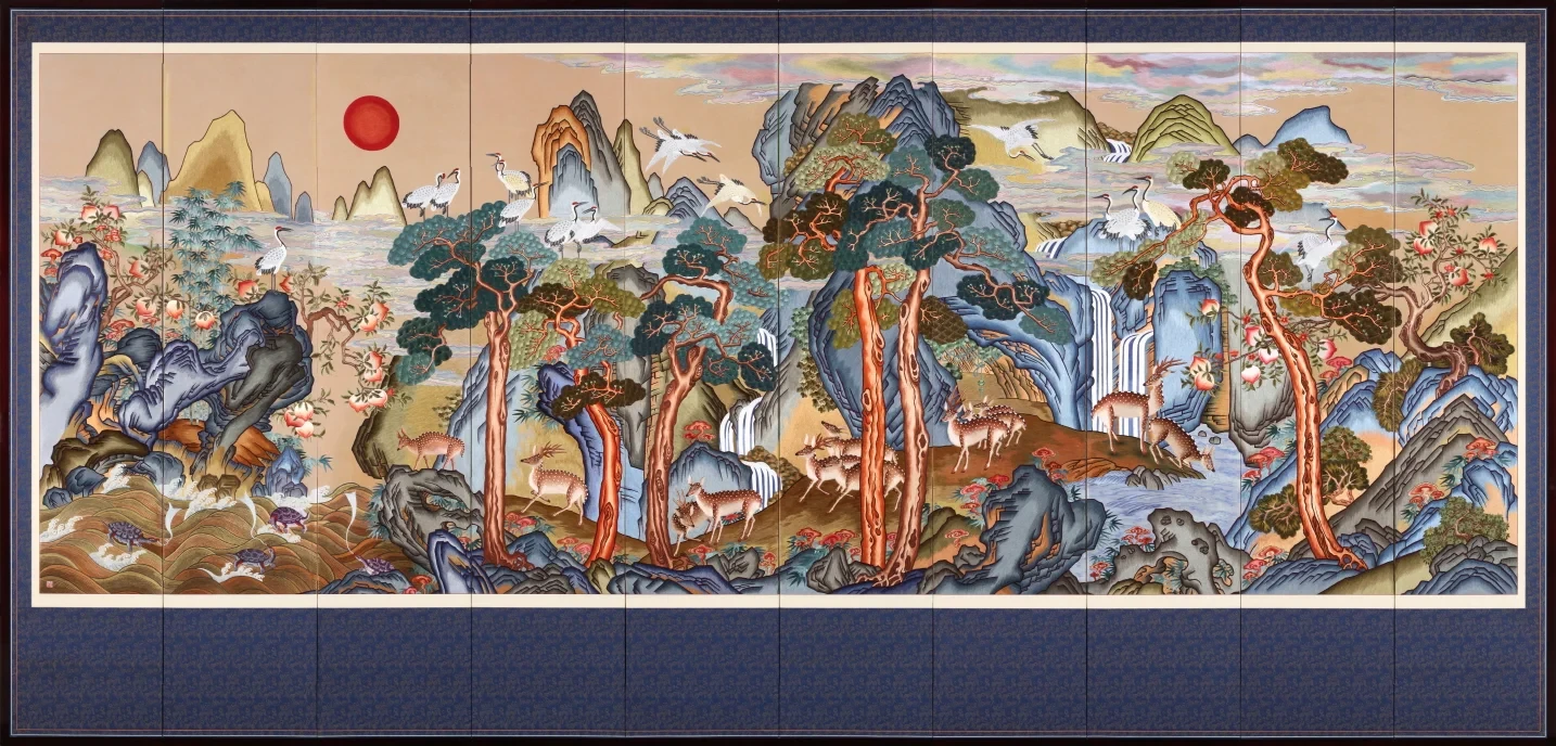 십장생도 자수 병풍, 해와 산, 학, 사슴 등 장수를 상징하는 열 가지 도상을 정교한 자수로 표현한 전통 작품